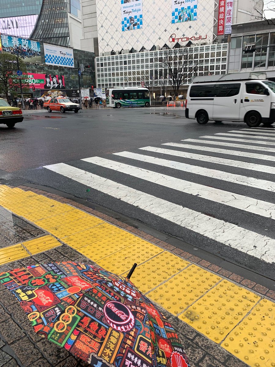 SmashingDaikon's tweet photo. 俺の傘と雨の渋谷 #goodsofdesire #hongkong #coke #可口可樂 #住好啲 (@ 渋谷駅前スクランブル交差点 in 渋谷区, 東京都) https://t.co/6v9lT3HIse https://t.co/OWMnjOx9jI