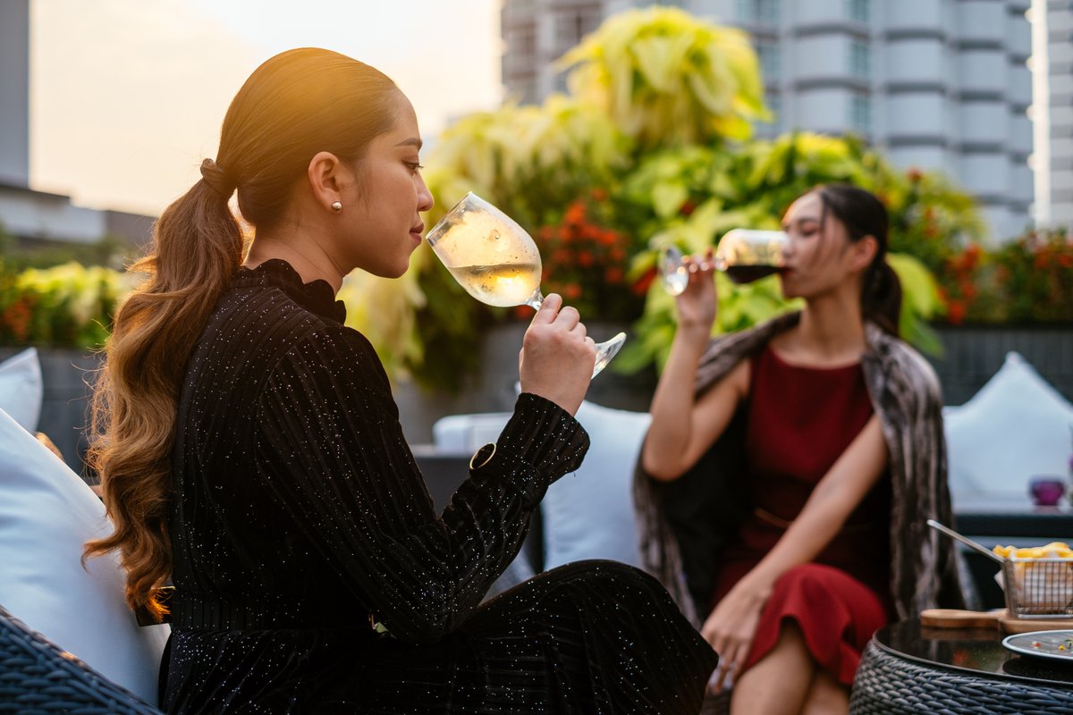 movenpickBKK's tweet photo. Whether it is for a romantic night out, catching up with the squad, or simply time to spend by yourself at #RainforestRooftopBar #movenpickbangkok https://t.co/hpjPsNCePT