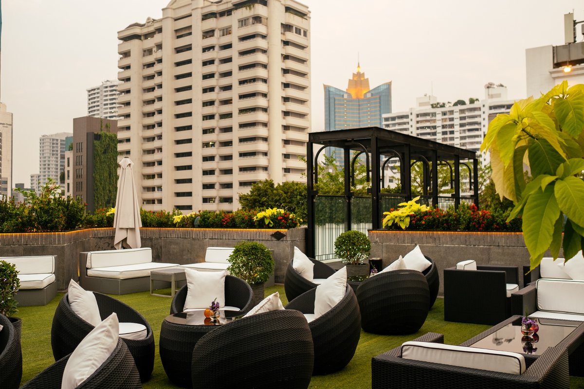 movenpickBKK's tweet photo. Whether it is for a romantic night out, catching up with the squad, or simply time to spend by yourself at #RainforestRooftopBar #movenpickbangkok https://t.co/hpjPsNCePT
