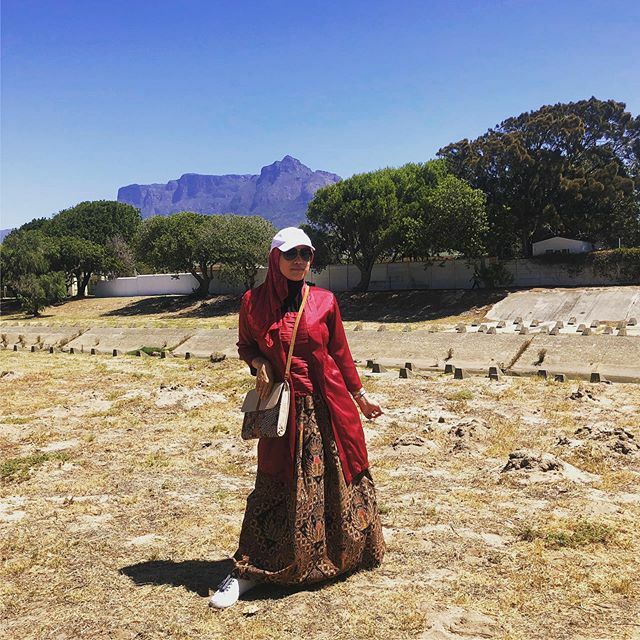 halaaLifeCT's tweet photo. 💯% Indonesian 🇮🇩
Wearing national custom, kebaya over a batik tulis (hand-painted) skirt, a batik bag, a sneaker and a cap...
Making traditional outfit to be more casual 🇮🇩
Have a great week everyone ❤️
#halaalife 
#indonesian
#diasporaindonesia 
#ca… https://t.co/HANwrhY1UN https://t.co/MTvxu8e7ZB