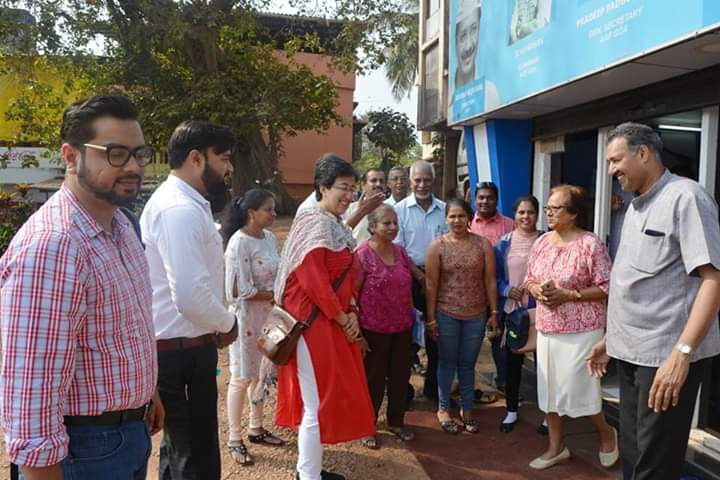AmitBadwaik_AB's tweet photo. .@AAPGoa volunteers greet .@AtishiAAP at Margao office.💐💐✌️✌️#AAPForGoa https://t.co/3SR2GRLGuu