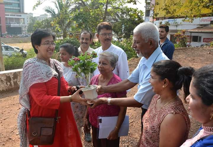 AmitBadwaik_AB's tweet photo. .@AAPGoa volunteers greet .@AtishiAAP at Margao office.💐💐✌️✌️#AAPForGoa https://t.co/3SR2GRLGuu