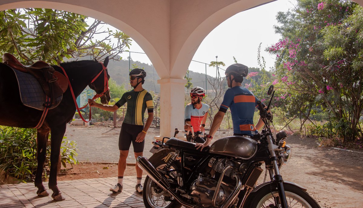 keepapace's tweet photo. apace #Caferacer jerseys for silhouette and style to transport you to a weekend mode, even on a Monday.
#Mondaymotivation #bethemotor #keepapace
https://t.co/sxup5c76rf https://t.co/zXTzBjUMvu