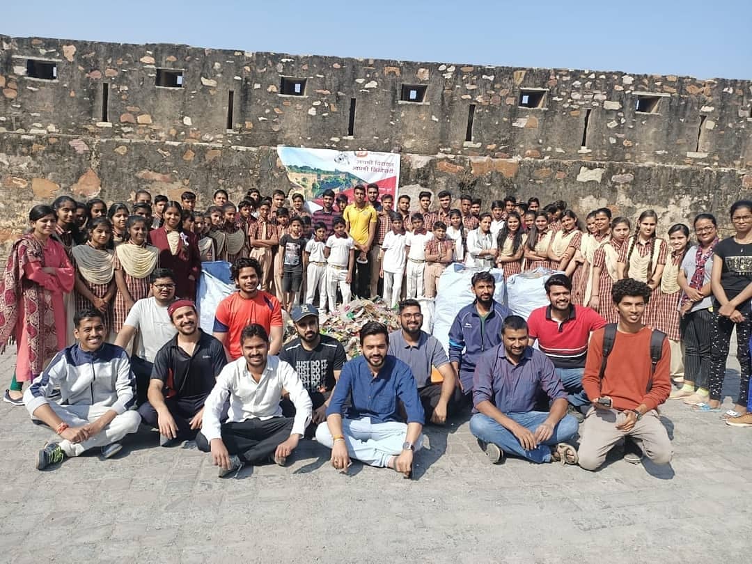 ravivirani47's tweet photo. आपणी विरासत - आपणी ज़िम्मेदारी (39वा सप्ताह)
आभार #Caliber_Academy विद्यालय परिवार जिन्होंने हमारे छोटे से आग्रह पर इस मुहिम में सहयोग कर पूरे शहर को एक संदेश दिया 
#साथ ही सभी ने दुर्ग के लिए स्वच्छ, सुंदर व कांच मुक्त दुर्ग के लिए संकल्प लिया
#हमारा_दुर्ग_स्वच्छ_व_सुंदर 💐💐💐 https://t.co/PRJXXFRcTh