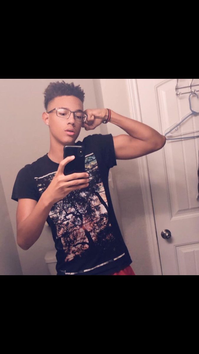 Nelly_577's tweet photo. Been going to the gym everyday for 2 months now and already seeing crazy progress. The first two pics are from about a year ago and the last two are from today🤧 https://t.co/NzcKXZSNld