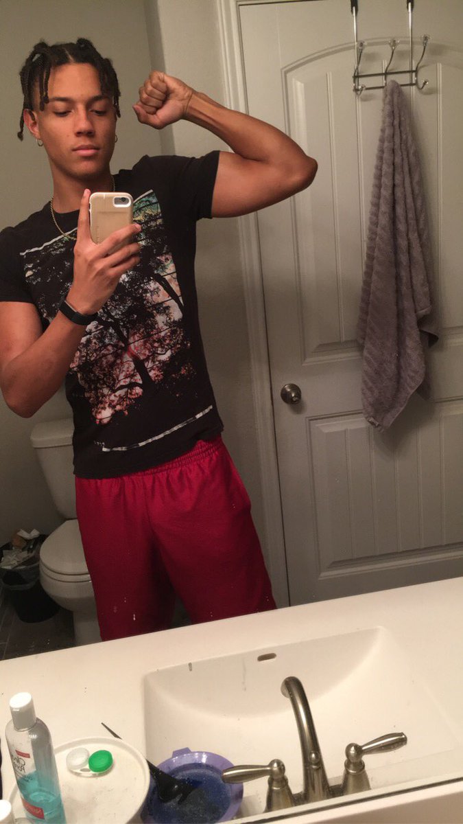 Nelly_577's tweet photo. Been going to the gym everyday for 2 months now and already seeing crazy progress. The first two pics are from about a year ago and the last two are from today🤧 https://t.co/NzcKXZSNld