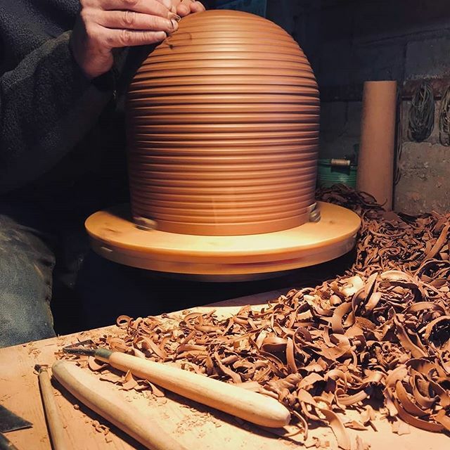 eltorrentES's tweet photo. Hands that build light for you! 🤗✌️#artisan #itshandmadelightdesign #itshandmadelight #craftman #novelties #Novedades #itshandmadelightisart htisart #ligh #lights
#lightsolution #indoorlighting #indoor #outdoor #outdoorlighting #deco #decoración #int… https://t.co/rkScBMLOkO https://t.co/YmR7AqVUdI