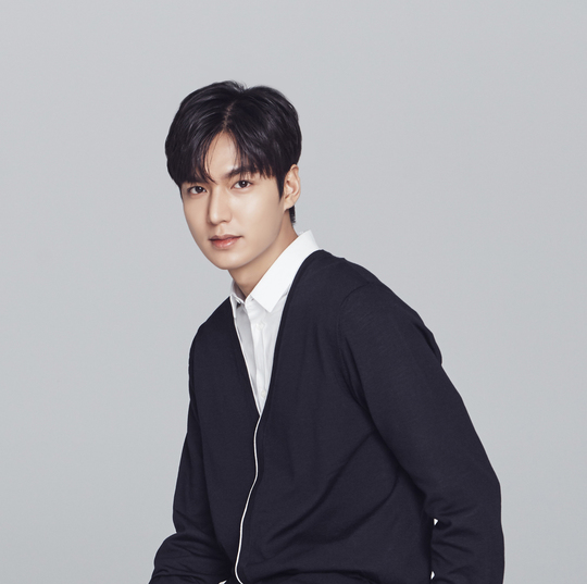 JapanMinoz's tweet photo. NEWSに翻訳記事をアップしました💁‍♀️
【翻訳】イ・ミンホ、新型コロナウイルス被害拡大防止のためPROMIZを通じ3億ウォンを寄付
▶️https://t.co/5mATylpBBP
#이민호 #LEEMINHO #イミンホ #MINOZ https://t.co/OvwDBr0r1j