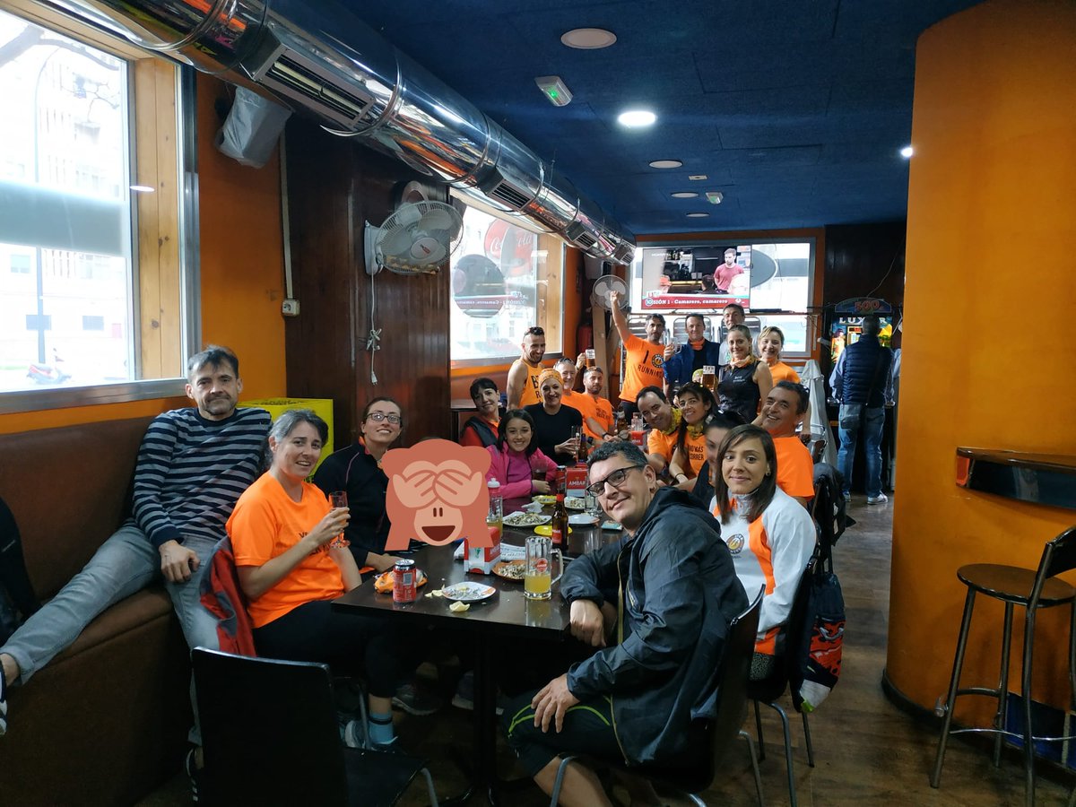 BRZgza's tweet photo. Celebrando el año bisiesto con kilómetros🏃‍♀️🏃‍♂️🏃‍♀️🏃‍♂️ y vermú torero! 🍻🍻😁😁😁
Porque esto es #muchomasquecorrer
#cerveceando #beerrunners
#comunidadBR https://t.co/Ke4d2u8knJ