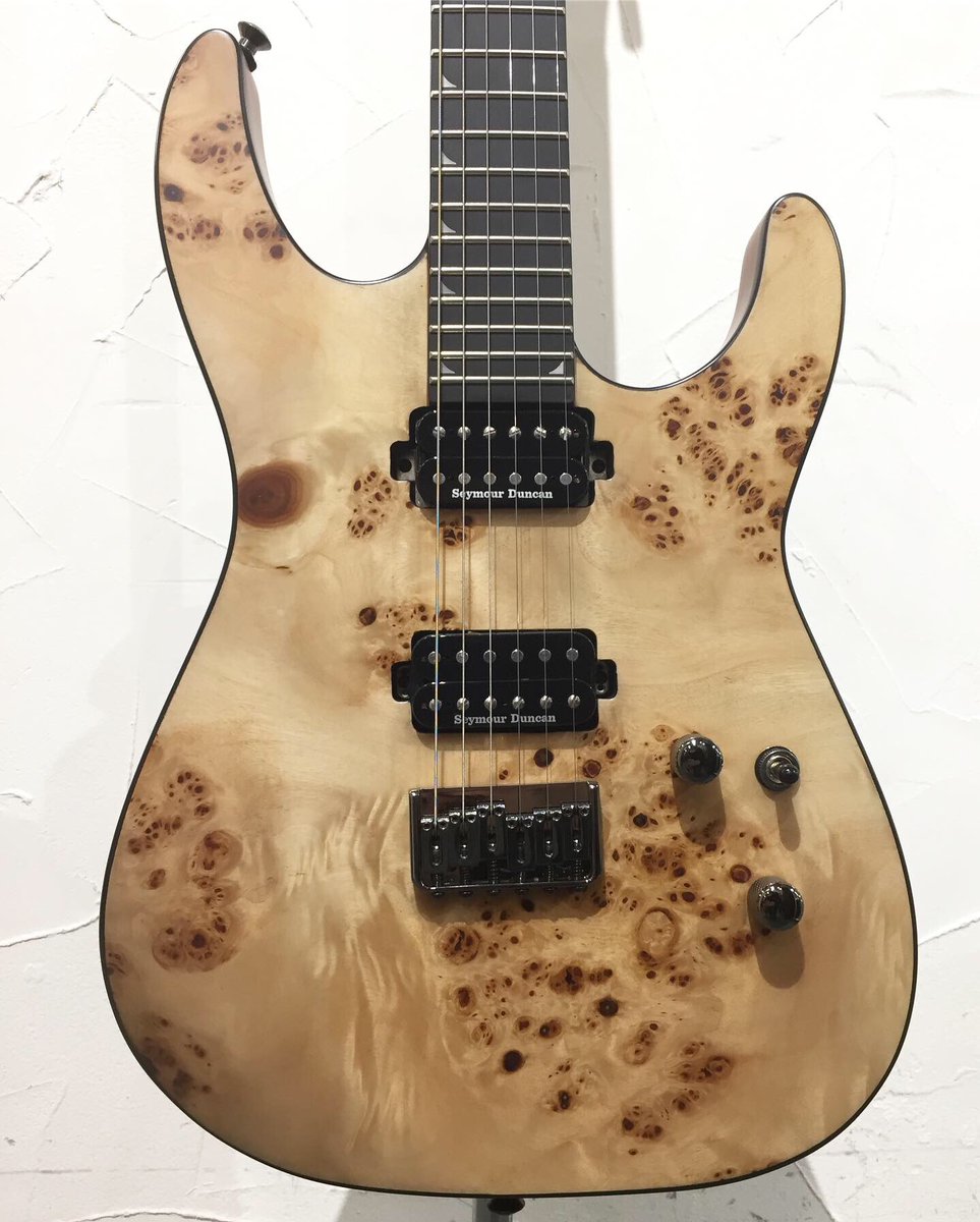 gakkicenter's tweet photo. 個性的なポプラ・バール・トップの木目が目を惹くソロイスト！🤘
【#Jackson Pro Series #Soloist SL2P HT MAH,Desert Sand】

#jacksonguitar #jacksonguitars #proseries #poplar #poplarburl #burl #neckthroughbody #compoundradius #piranhatooth #seymourduncan #metal #heavymetal #hrhm #80s https://t.co/mEZPLKip8f