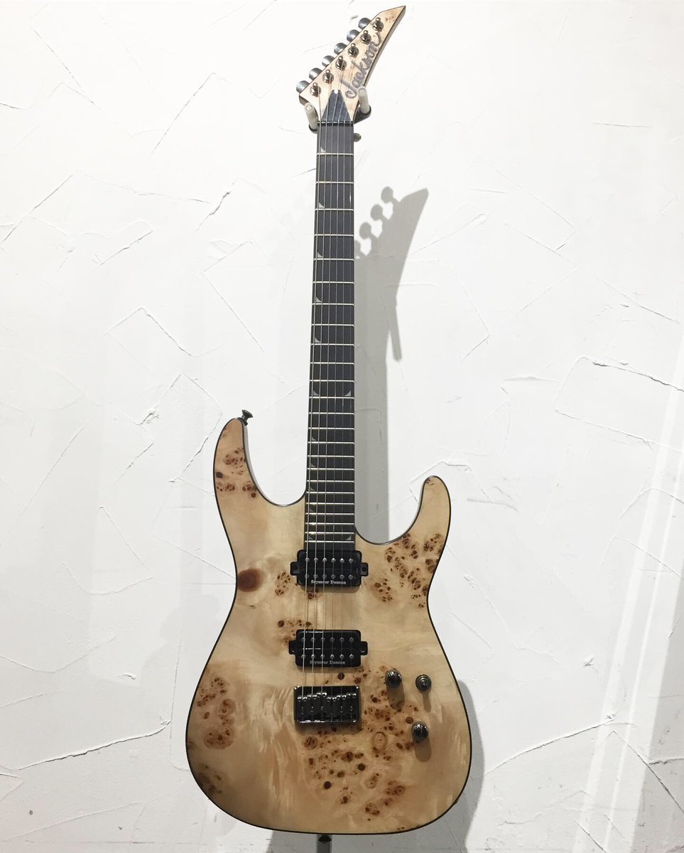gakkicenter's tweet photo. 個性的なポプラ・バール・トップの木目が目を惹くソロイスト！🤘
【#Jackson Pro Series #Soloist SL2P HT MAH,Desert Sand】

#jacksonguitar #jacksonguitars #proseries #poplar #poplarburl #burl #neckthroughbody #compoundradius #piranhatooth #seymourduncan #metal #heavymetal #hrhm #80s https://t.co/mEZPLKip8f