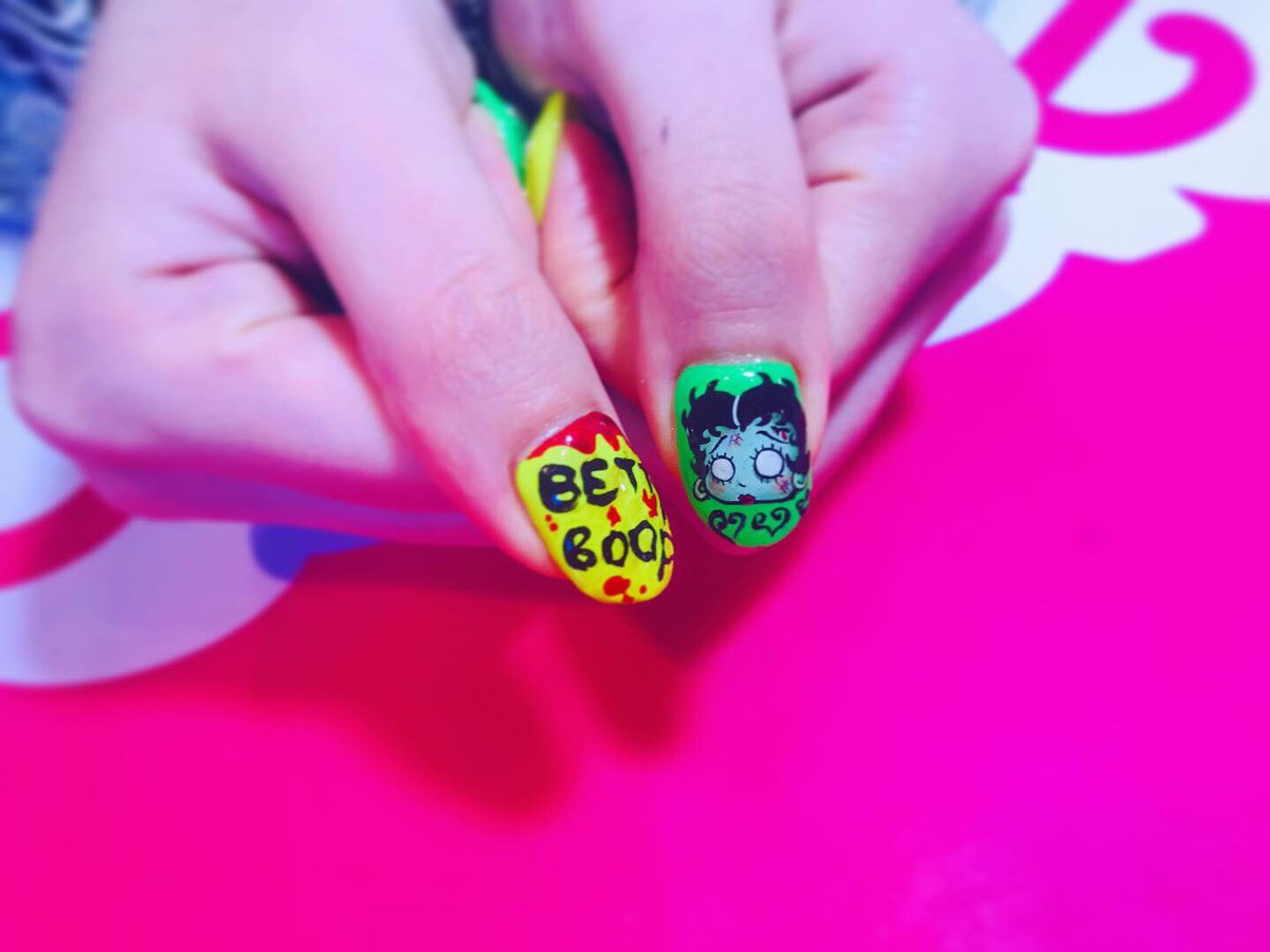 1212_0330's tweet photo. お客様ネイル💗🇺🇸💓
ゾンビベティーちゃん☠️💚
直接久々に描きました🤤💖
喜んで頂けて嬉しいです😜✌️✨
やっぱりポップなカラーが好きなのです🌈🙋‍♀️💓ありがとうございます #仙台ネイルサロン  #ベティーちゃんネイル #ベティーブープネイル  #bettynail #痛ネイル #キャラネイル #キャラクターネイル https://t.co/1Hrg3Naebr