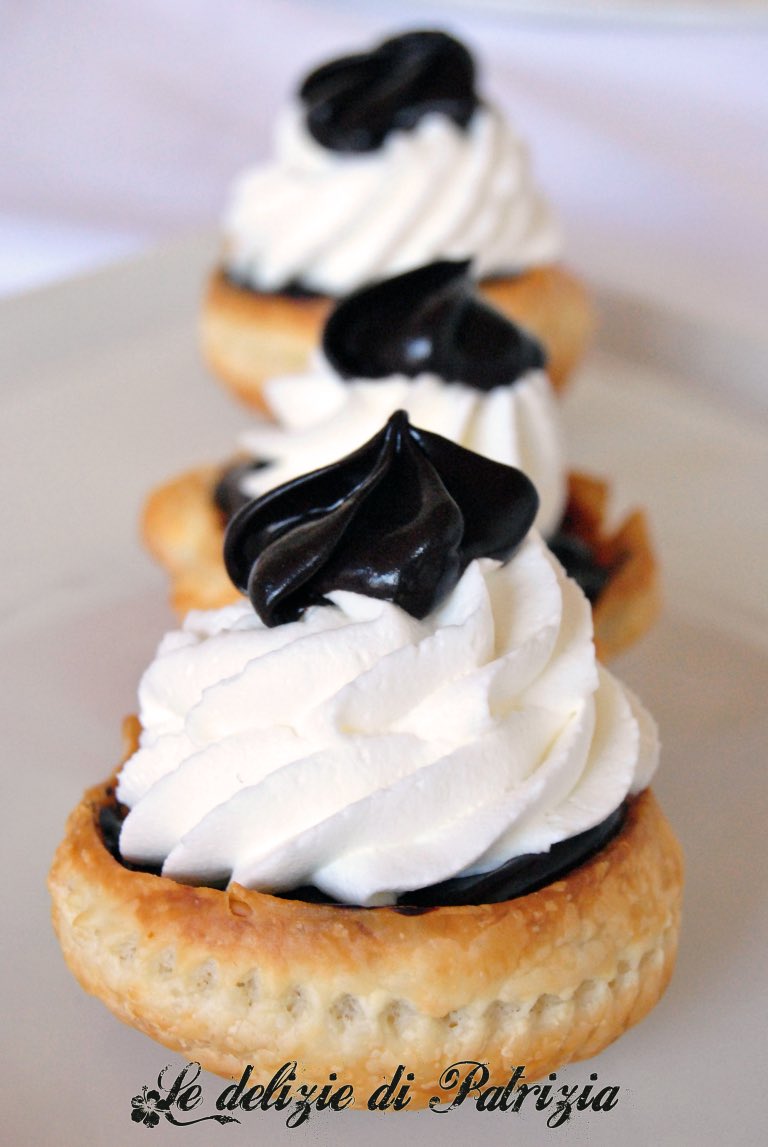 LedeliziediPat's tweet photo. #Dolcini di #sfoglia con #ganache al #cioccolato e #panna #montata ©Le delizie di Patrizia G.Scioni
#Ricette su:
Facebook: https://t.co/1q2CJV6cYx
Sito Web: https://t.co/r7aAJTSs93 #dolci #sweetfood #pasticceria #homemadefood #foodblogger #ledeliziedipatrizia https://t.co/v1o1nSevqT