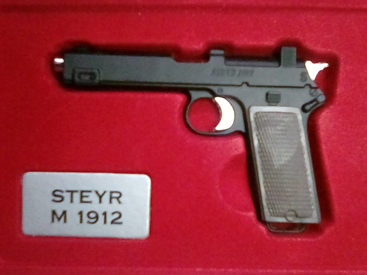 ট ইট র オオムラサキイモイモ 人狼の半田副長が携行する銃のステアー Steyr M1912のミニチュアモデルガンがイタリアから届いた うれしいよー W ついでにドイツ軍の銃器の本も買って D ﾊｧﾊｧしてる ニッチな銃が好き