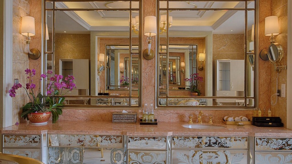 HwebMedia's tweet photo. Crowne Plaza Hotels&amp;Resorts 🤍#Sanya Bay is known as the #Baroque Palace by the Coconut Dream Promenade(椰梦长廊).☀️The unique European Baroque style and the 200-square-meter hotel lobby will take you to a unique #coastal vacation journey!🎡
#China #Crowne #👑 https://t.co/eHpjlobv1s