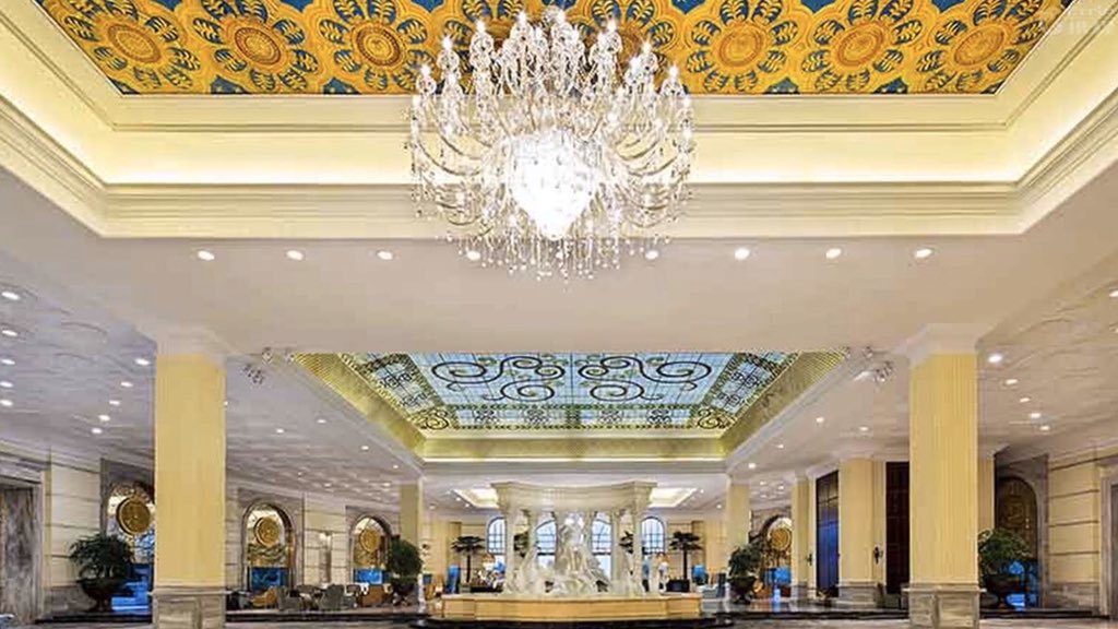 HwebMedia's tweet photo. Crowne Plaza Hotels&amp;Resorts 🤍#Sanya Bay is known as the #Baroque Palace by the Coconut Dream Promenade(椰梦长廊).☀️The unique European Baroque style and the 200-square-meter hotel lobby will take you to a unique #coastal vacation journey!🎡
#China #Crowne #👑 https://t.co/eHpjlobv1s