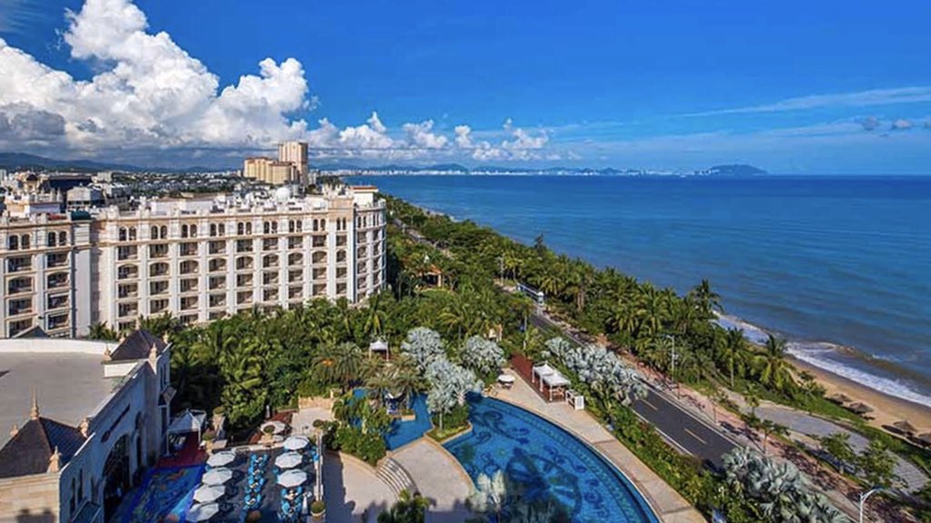 HwebMedia's tweet photo. Crowne Plaza Hotels&amp;Resorts 🤍#Sanya Bay is known as the #Baroque Palace by the Coconut Dream Promenade(椰梦长廊).☀️The unique European Baroque style and the 200-square-meter hotel lobby will take you to a unique #coastal vacation journey!🎡
#China #Crowne #👑 https://t.co/eHpjlobv1s