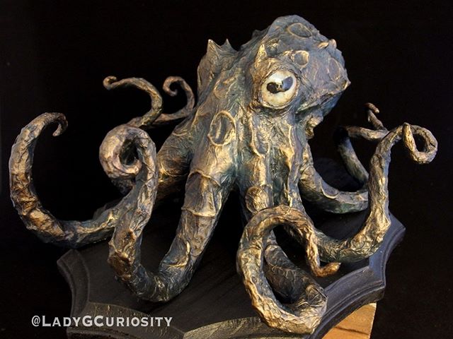 LadyGCuriosity's tweet photo. "The Bronze Octopus"
In Private Collection

Approx 14" long, mixed media, faux finish, handmade glass/polymer/gold eyes. 
From the collection "Apocalypse Ocean"
##octopus #cthulhu #sculpture #sealife #steampunk #eye…

📸 https://t.co/FFHjxMg8PQ via https://t.co/MpYc1ZWFhj https://t.co/0fOkzSIxjV