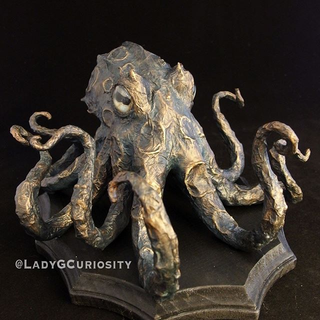 LadyGCuriosity's tweet photo. "The Bronze Octopus"
In Private Collection

Approx 14" long, mixed media, faux finish, handmade glass/polymer/gold eyes. 
From the collection "Apocalypse Ocean"
##octopus #cthulhu #sculpture #sealife #steampunk #eye…

📸 https://t.co/FFHjxMg8PQ via https://t.co/MpYc1ZWFhj https://t.co/0fOkzSIxjV