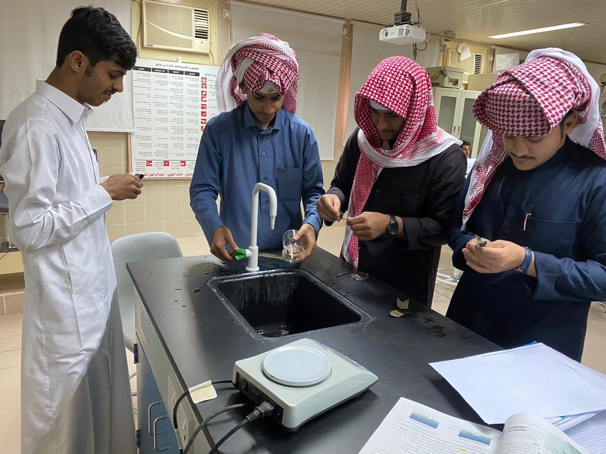 Sciencehfr's tweet photo. تجربة : ملاحظة التأكل 
كيمياء6- الثالث طبيعي 
معلم المادة / أحمد الرشيدي
محضر المختبر / خالد الجبلي  
ث/ الإمام الطبري https://t.co/rTOSBDs1jk