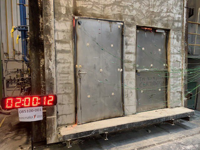 CimesaPuertas's tweet photo. Ensayo de 2 puertas tipo mampara (enrasadas a 2 caras) para completar la gama de familias EI 60/90/120 de nuestros productos con marcado CE, en la cual se ensayaron accesorios especiales, como electro ventosas, los muelles cierra puertas ocultos, burletes de goma escamoteables. https://t.co/OrS3UdrAOe