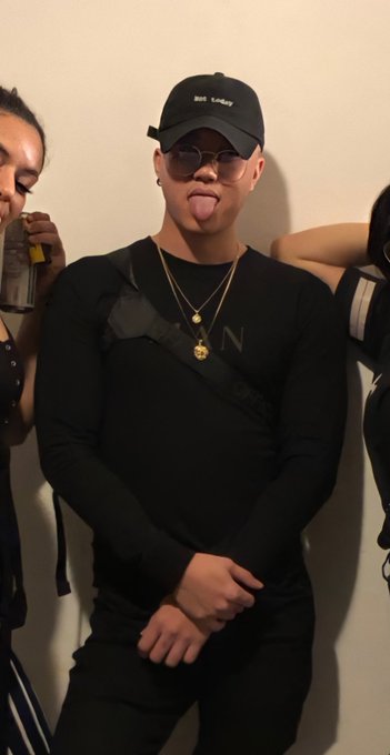 Let&rsquo;s touch tongues. https://t.co/1kLAPqdYTe