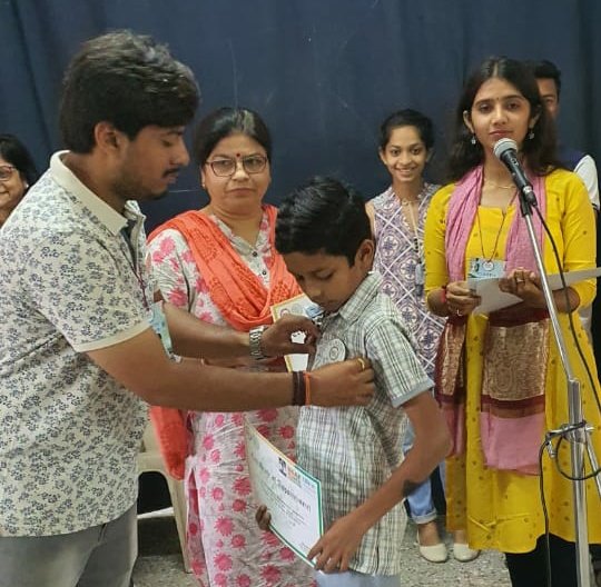 RangamT's tweet photo. Certification of appointed #PlasticPullers by @BhavyaBharatfdn where students also took pledge for Reduce, Reuse, Refuse, Recycle & Remove #SingleUsePlastic at concluding ceremony in Utkarsh Vidyalaya at #Vadodara https://t.co/nyN2umLwy3