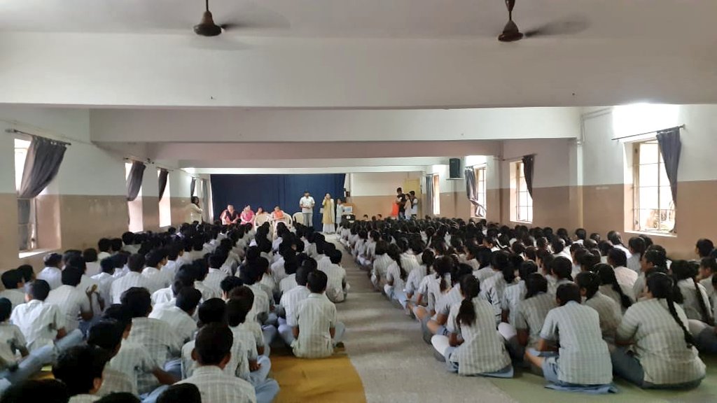 RangamT's tweet photo. Certification of appointed #PlasticPullers by @BhavyaBharatfdn where students also took pledge for Reduce, Reuse, Refuse, Recycle & Remove #SingleUsePlastic at concluding ceremony in Utkarsh Vidyalaya at #Vadodara https://t.co/nyN2umLwy3