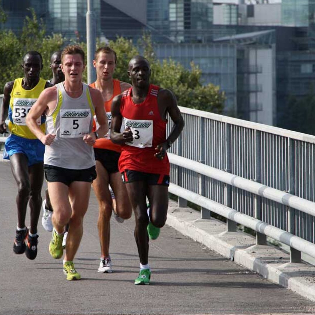 33Fuel's tweet photo. 🏃4 STRENGTH TRAINING GAINS FOR MARATHON RUNNERS 💪
Once marathon runners incorporate strength training, performance skyrockets. Here's the 4 main gains you can expect:
1. 👆 power, speed &amp; endurance
2. 👆 fat burning
3. 👆 running economy
4. 👇 injury occurence
#strong #marathon https://t.co/ygVlSkPdLr