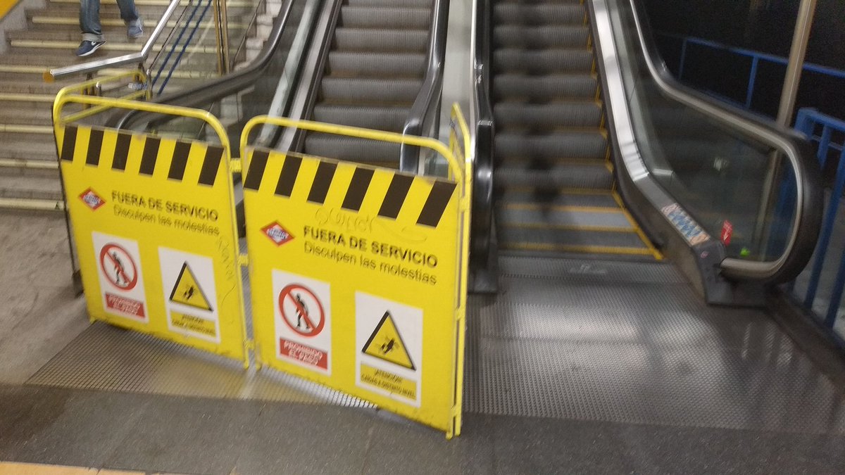 oromo8's tweet photo. @metro_madrid @SufridoresMetro @MetroIndignados  estacion Valdebernardo desde el día 17 febrero , osea hoy hace 3 semanas . De dónde viene el dichoso motor desde el más haya? Me parece vergonzoso 3 semanas una escalera parada viva , con toda la gente que hay que no puede bajar https://t.co/bjY77H2jau