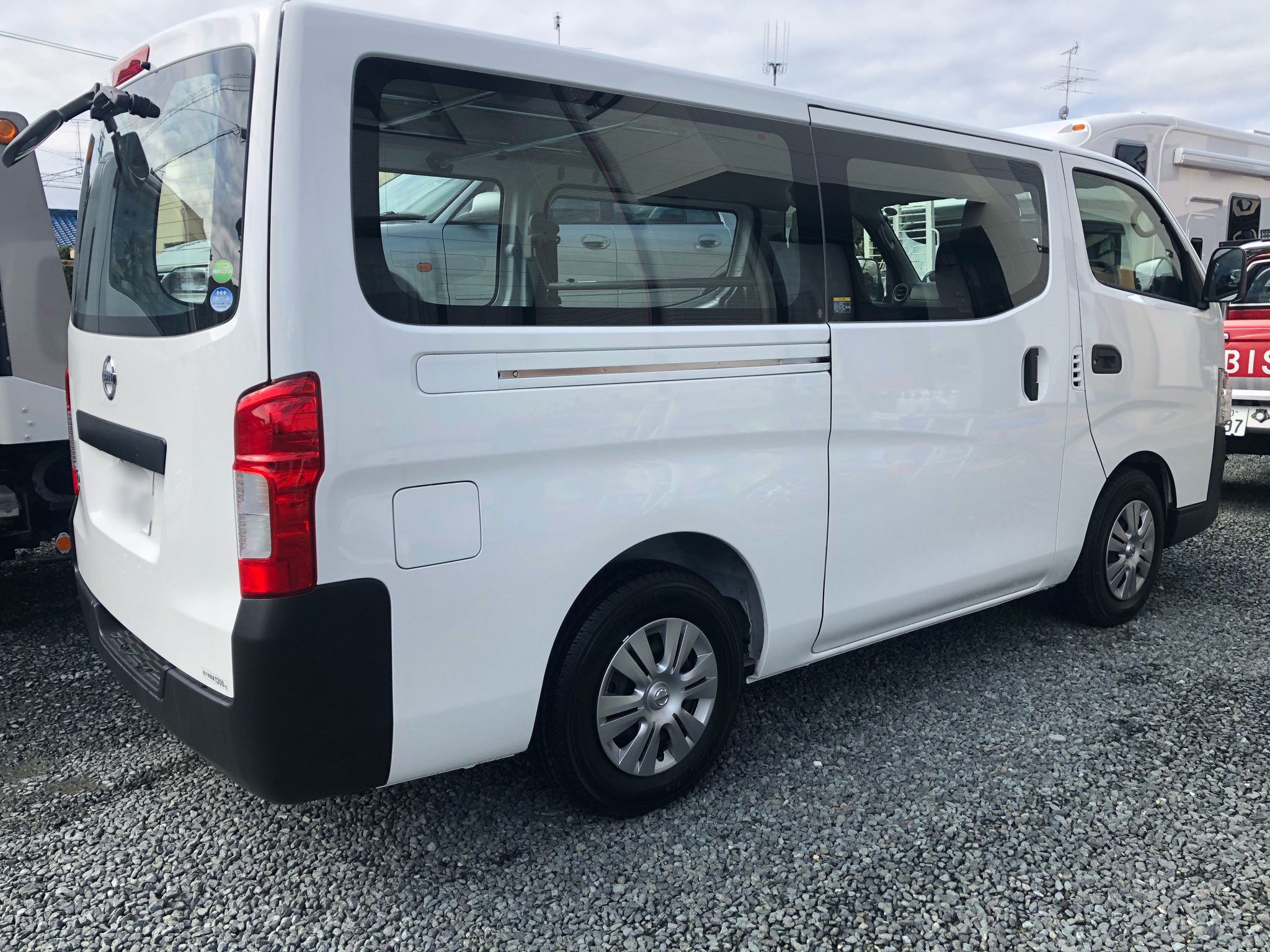 Stw トランポベース新古車 販売在庫車 Nv350キャラバンdx入荷しました W 新古車なので走行50km 外観はローダウン タイヤホイール交換 内装は硬質床貼り ベッド 窓パネル等即使える仕様に製作予定です 価格は 完成後ww T Co