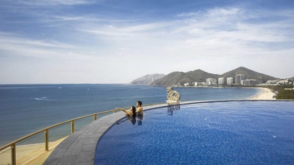 HwebMedia's tweet photo. Harman Resort is conveniently located in #Sanya. It is close to Dadonghai #Beach, and also close to #Seafood Plaza.🦞The hotel's restaurant combines #Chinese and Western food, which can satisfy the taste buds of the most #tourists. If you like seafood, don't miss this #hotel.😋 https://t.co/w9m5NEm6a0