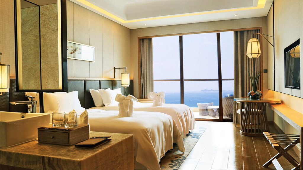 HwebMedia's tweet photo. Harman Resort is conveniently located in #Sanya. It is close to Dadonghai #Beach, and also close to #Seafood Plaza.🦞The hotel's restaurant combines #Chinese and Western food, which can satisfy the taste buds of the most #tourists. If you like seafood, don't miss this #hotel.😋 https://t.co/w9m5NEm6a0