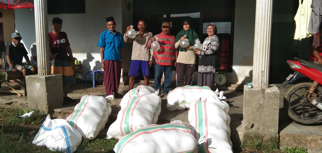 BPBAPTakalar's tweet photo. Sobat budidaya. Penyerahan bantuan benih udang windu sebanyak 200.000 ekor kepada kelompok Mutiara Indah dan 100.000 ekor kepada kelompok Mujur. Desa Minasa Upa, Kecamatan Bontoa, Kabupaten Maros.
@Edhy_Prabowo ,@s_soebjakto ,@BudidayaKKP https://t.co/BXxUwMHfS6