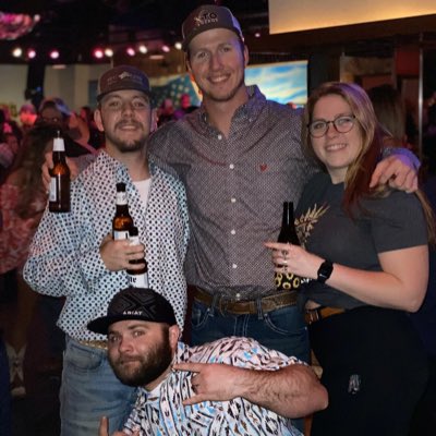 ztiej_niak's tweet photo. i promise i’m not that short, the guy beside me is 6’5”  #NewProfilePic https://t.co/izQWFcGcxh