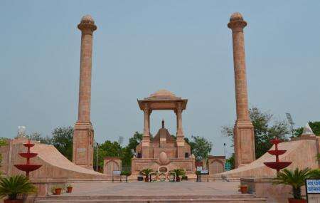 indiacarhire's tweet photo. #TheAmarJawanJyoti, or the #flame of the immortal #soldiers’, is a memorial dedicated to the #martyrs of #Rajasthan. The #Amar #Jawan #Jyoti is that the #torches at the #four #corners of the #structure are #always #burning.

#JaipurTours #VacationInIndia

https://t.co/82wqXqlukF https://t.co/Vf9HFquNvj