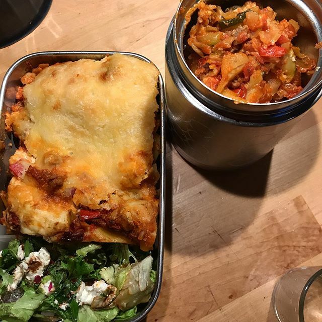 Mijn liefste begint vandaag aan haar nieuwe baan. En ach, ik was toch al bezig... Een #werklunch is tenslotte gewoon een grotere versie van een #schoollunch 😇
Lasagna met extra groenten en courgette🍴sla met geitenkaas en dadels

#lasagna #glutenvrij #extragroenten #gezondelu…
