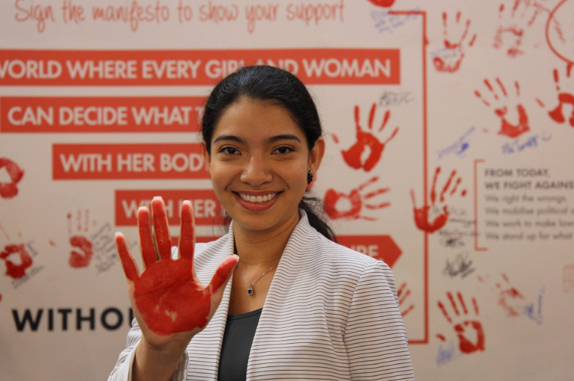 SweMFA's tweet photo. 21 million girls aged 15–19 fall pregnant yearly in developing regions, and 16 million give birth. Unwanted and forced pregnancy is preventable, but the right to contraception and safe abortions is under attack. 

Stand up for girls’ right to their own body. #SheDecides https://t.co/QKL0FRffoX