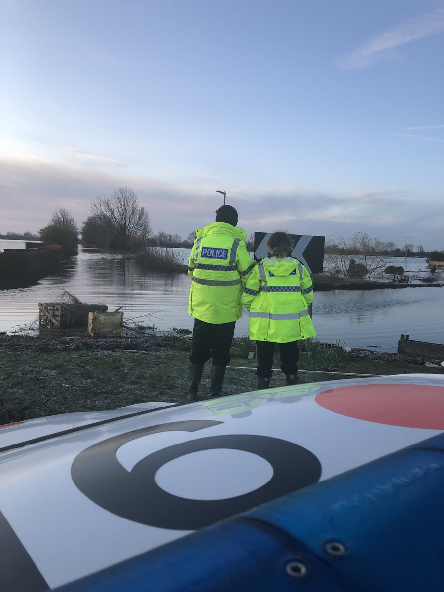 HumberbeatHULL's tweet photo. #Team2PatrolHull still here this frosty morning in Snaith offering reassurance awaiting the arrival of early turn officers. Then you hear those famous last words #StandDown #HullResponse #Here2Help https://t.co/jQ1LERnxgD