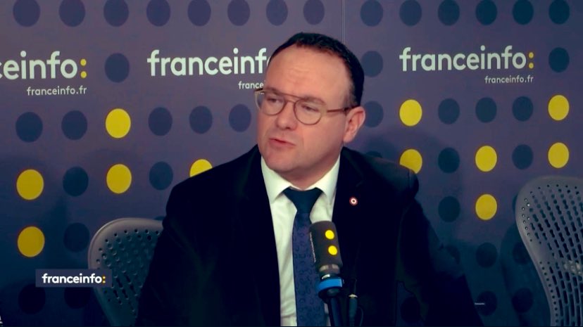 damienabad's tweet photo. Nous n’attendons pas du #gouvernement une pochette cadeau  avec quelques amendements retenus, car le cœur de nos propositions-report de l’âge légal, suppression des régimes spéciaux-ne sera pas voté. Il faut les conclusions de la conférence de financement. #Retraites #franceinfo https://t.co/RpZ8bKeTfA