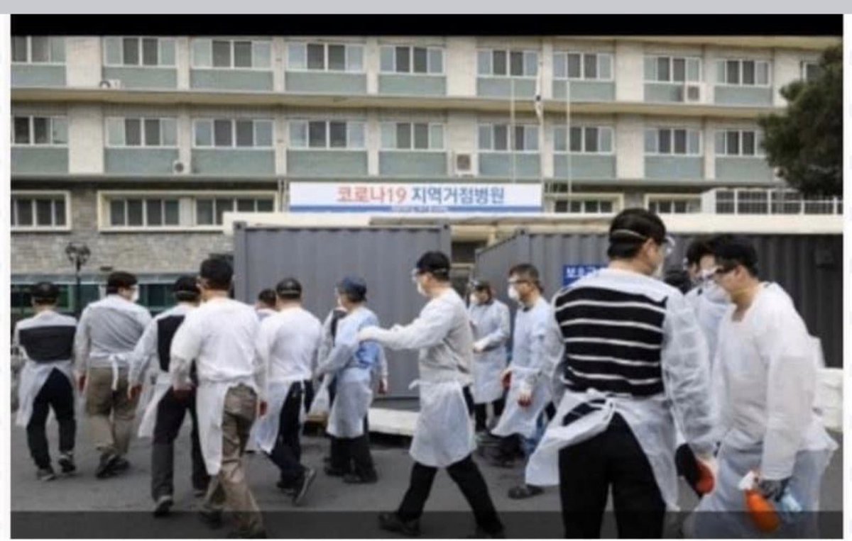 길거리 소독한다는 시장님... 코로나-19거점병원에 지원한 의사샘들... 보호복 차이가~~~   이런 상황에서 만큼은 쇼 좀 그만합시다