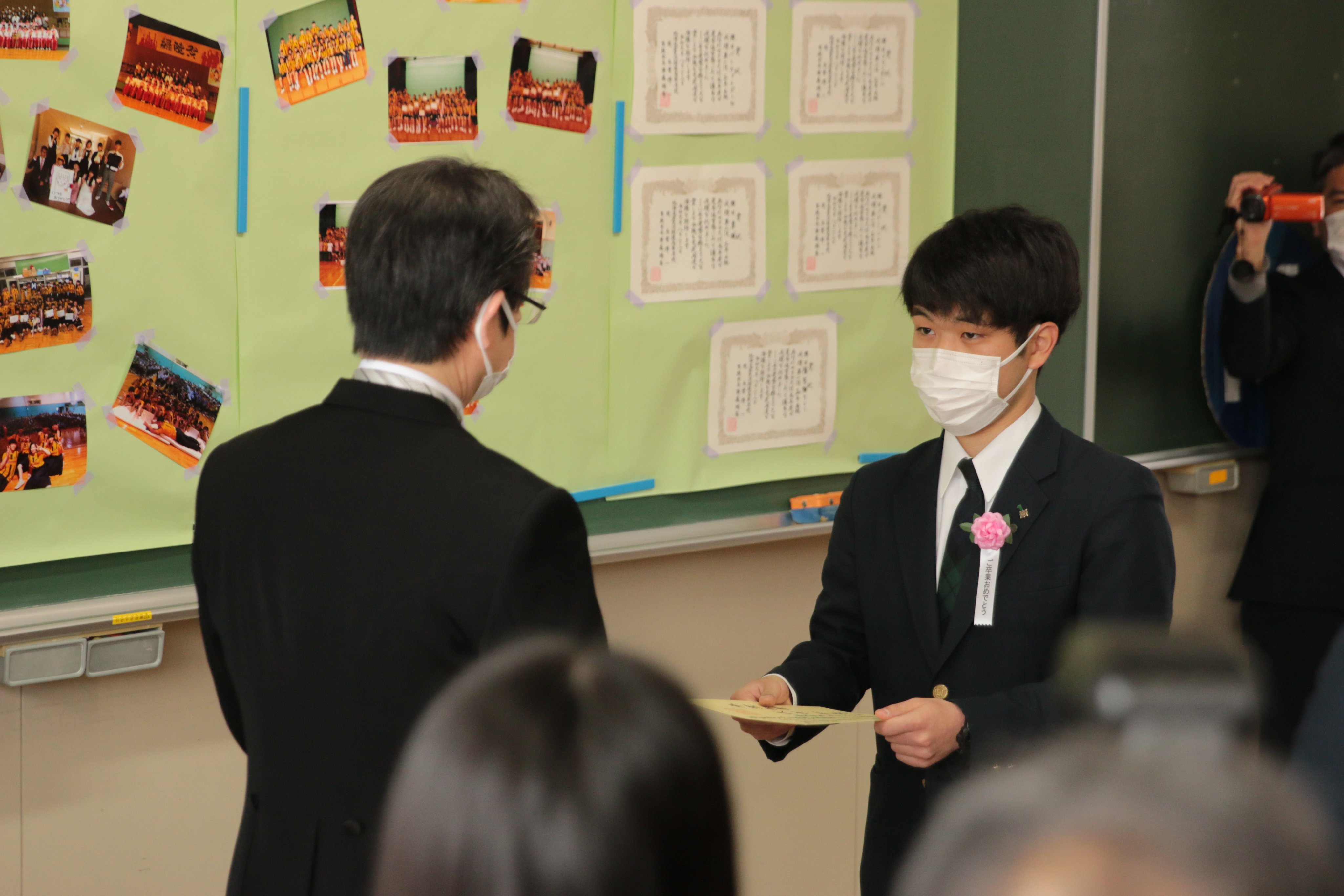 岩見沢緑陵高等学校 卒業式の思い出 期間限定ではありますが 本日の卒業 証書授与の写真をいくつか挙げたいと思います 今回は 校長先生のお話や 卒業生への送る言葉 卒業生のお別れの言葉などはライブ中継で行いました ３年生の皆さんご卒業