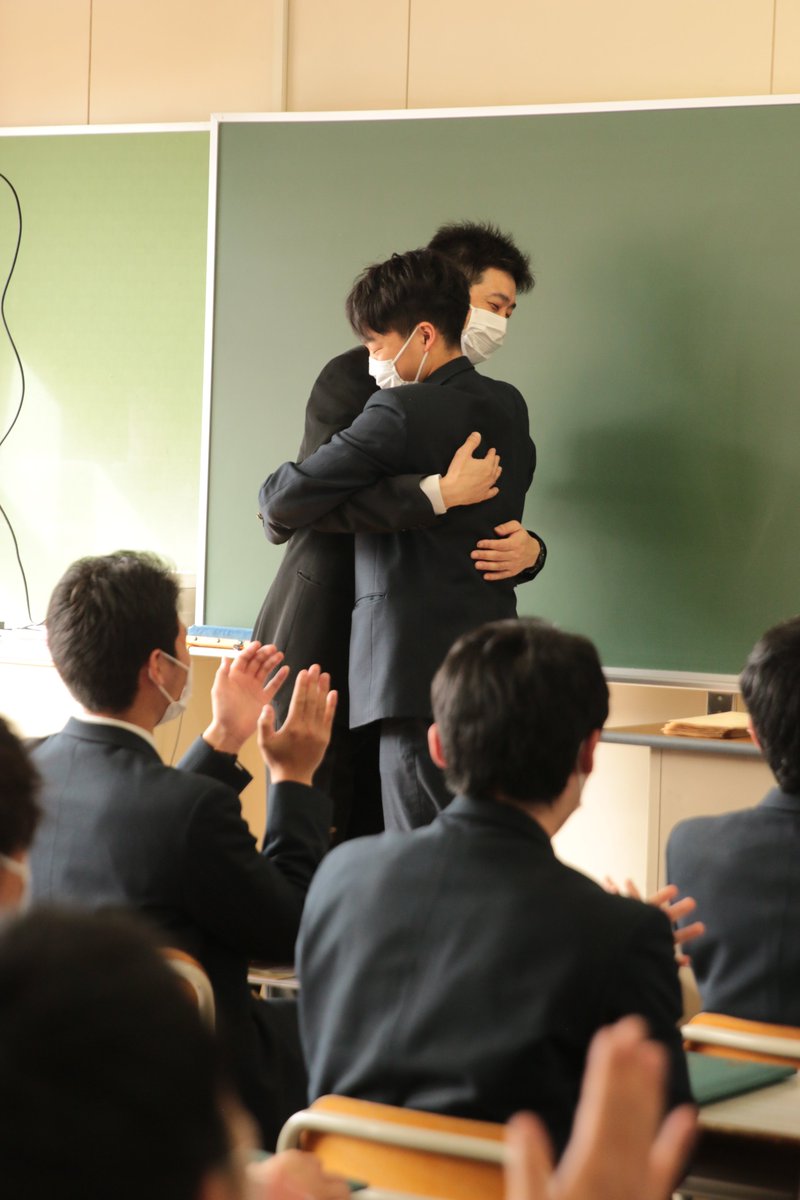 岩見沢緑陵高等学校 卒業式の思い出 期間限定ではありますが 本日の卒業 証書授与の写真をいくつか挙げたいと思います 今回は 校長先生のお話や 卒業生への送る言葉 卒業生のお別れの言葉などはライブ中継で行いました ３年生の皆さんご卒業