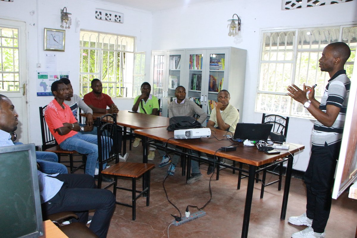 ENGENEER_C's tweet photo. HOME IS WHERE THE LOVE IS.
Each week the American embassy through its program at American shelf (CONGO PEACE NETWORK) located in Goma town organizes a discussion of young people on different themes.
@USAmbDRC
#DRCAgainstCorruption
#yaliunites
@YALIRLCET https://t.co/hcKKyz6LiU