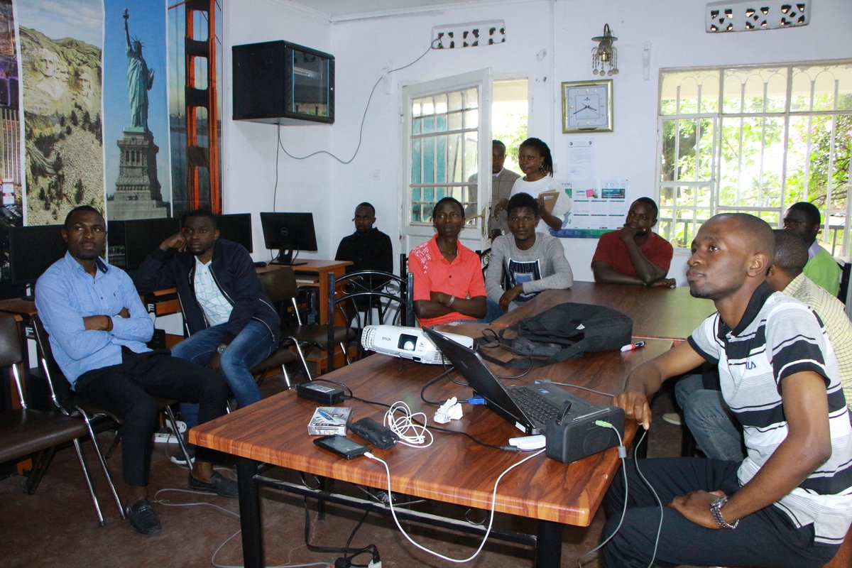 ENGENEER_C's tweet photo. HOME IS WHERE THE LOVE IS.
Each week the American embassy through its program at American shelf (CONGO PEACE NETWORK) located in Goma town organizes a discussion of young people on different themes.
@USAmbDRC
#DRCAgainstCorruption
#yaliunites
@YALIRLCET https://t.co/hcKKyz6LiU