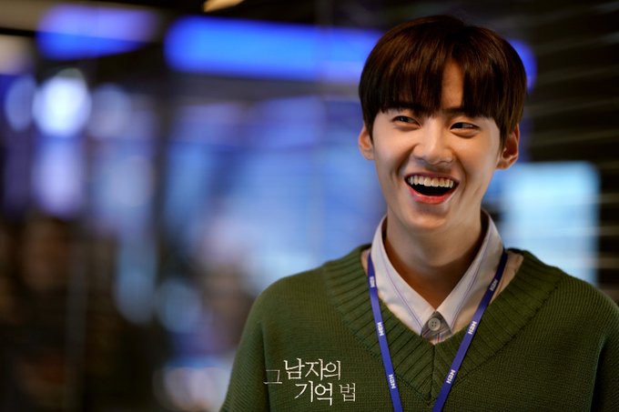 eggpostor's tweet photo. Okay soooo from March 16 we will (hopefully) get to see Jinhyuk four times a week lol, with Inssa Tour airing every Monday-Tuesday at 6pm, and Find Me In Your Memory every Wednesday-Thursday at 8.55 pm~ March will be a great month for us~~ >< https://t.co/FFER7F1lWB