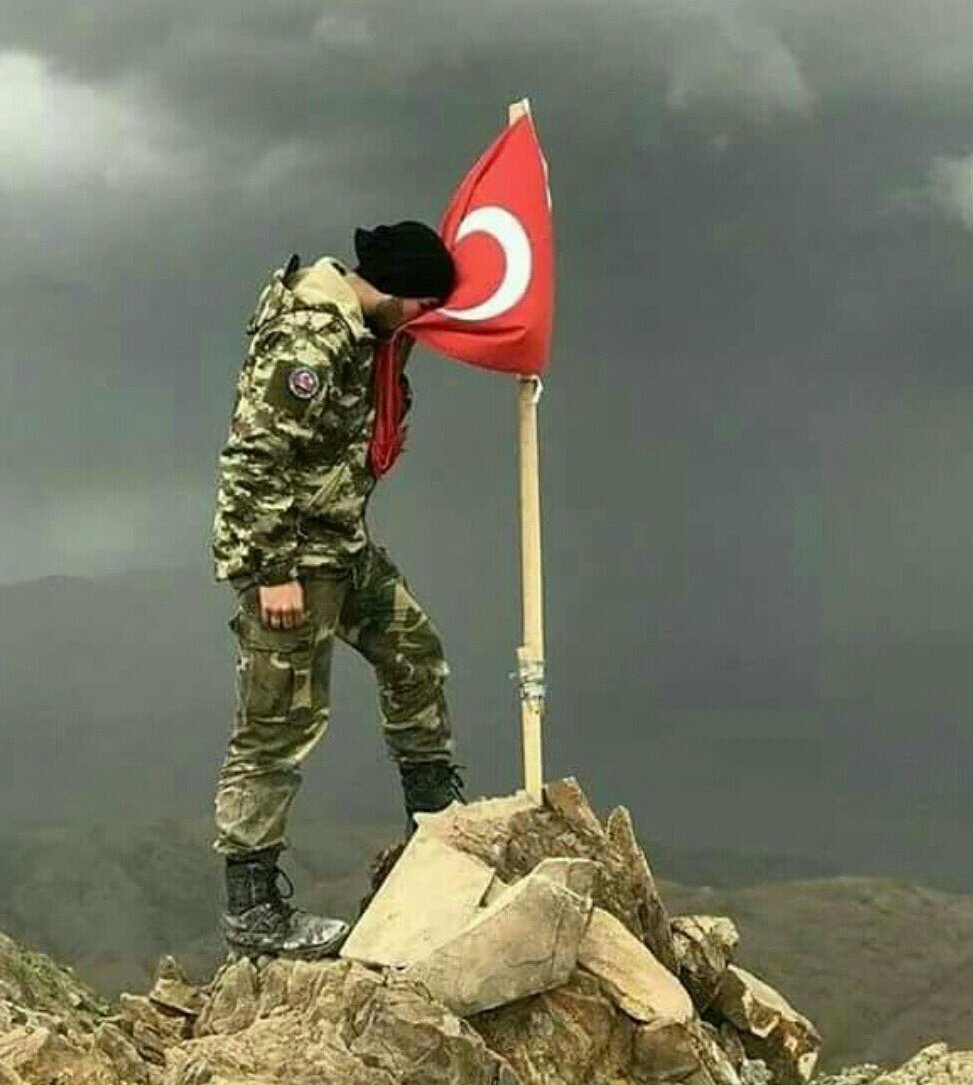 Türkiye’yi sindirmek, sınırlarını tehdit ederek bekasını tehlikeye düşürmek isteyenlerin oyunları, dün bozulduğu gibi bugün de Devletimiz ve Milletimizin kararlı duruşuyla bozulacaktır.#BaharKalkanıHarekatı’nı gerçekleştiren #MehmetçiğinYanındayız.