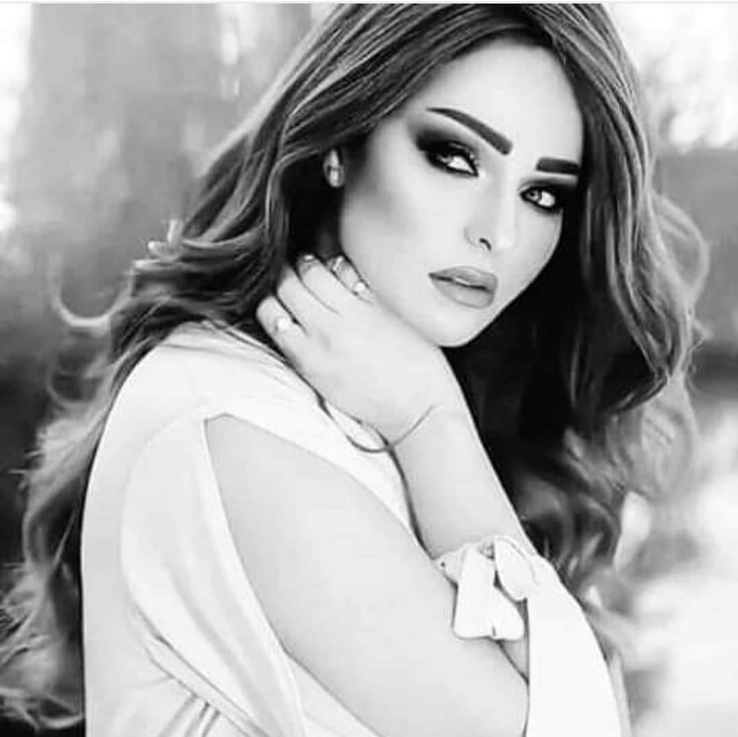 Sohair_482's tweet photo. هنـالڪ نظــرة أذابـت جمــوداً بـداخــلـي . https://t.co/lGhRnUQD9v