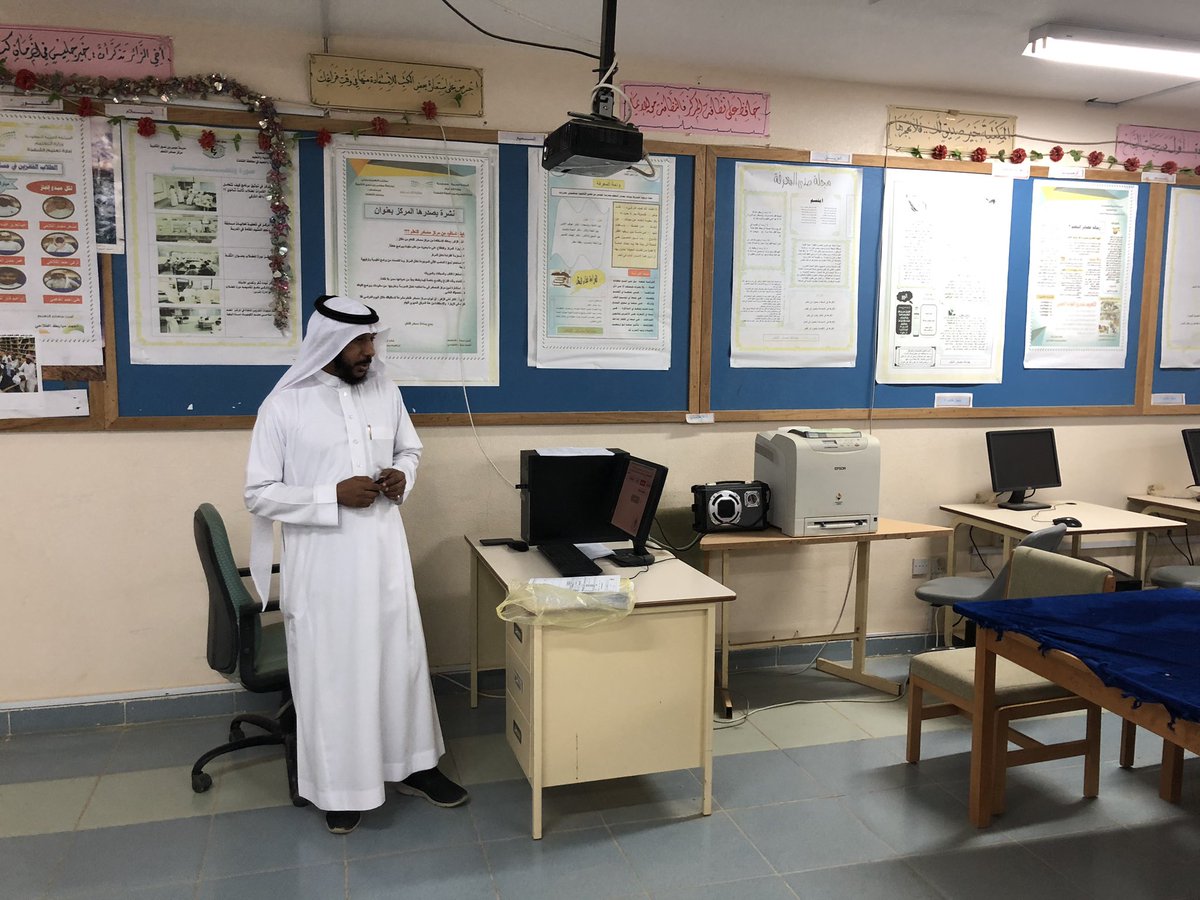 mabir18's tweet photo. # يحدث الآن بمقر مركز مصادر التعلم دورة كيف تختار تخصصك الجامعي ؟ يقدمها الدكتور أحمد الخالدي @alkhaldi558 https://t.co/NJa2DX4aAR