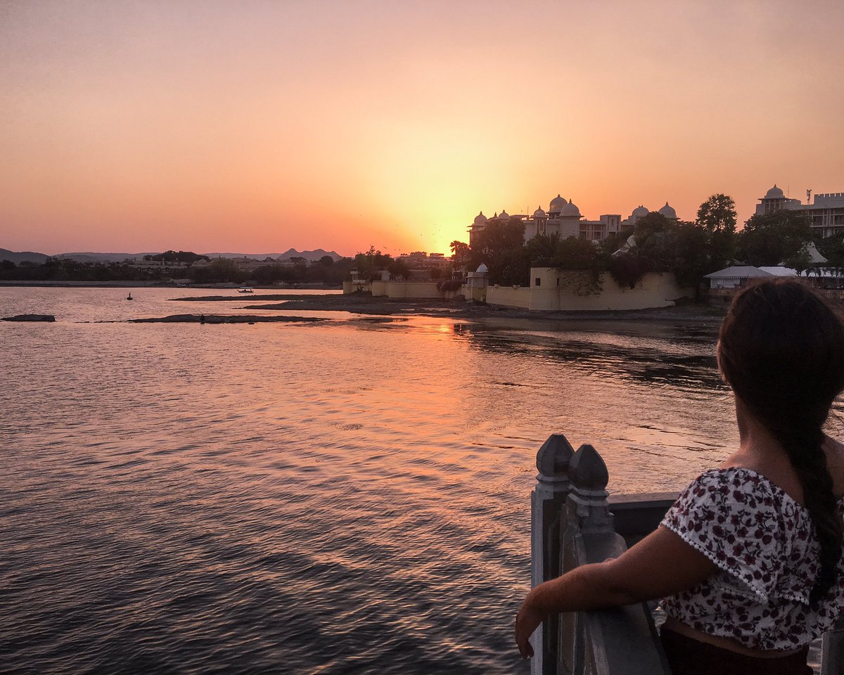 lettersfromcaro's tweet photo. It must still be Sunday somewhere in the world, so here come my #SundaySunsets pics
1.Udaipur 🇮🇳 2.Uluru 🇦🇺 3.Singapore 🇸🇬 4.Koh Lanta 🇨🇷

@SantasHotels @_sundaysunsets_ @RoarLoudTravel @always5star @pip_says https://t.co/OS0Y7AhoDL